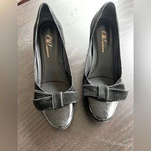 Black leather patent and suede pump